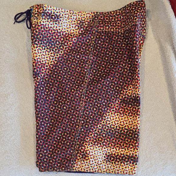 DC Colorful Polka Dot Patterned Apparel - Picture 3 of 9